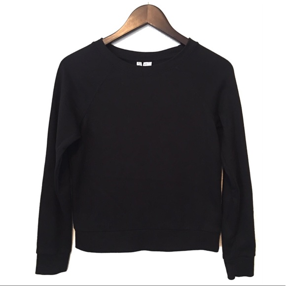 H&M Tops - H&M Black crew neck sweatshirt H&M Tops - H&M Black crew neck sweatshirt